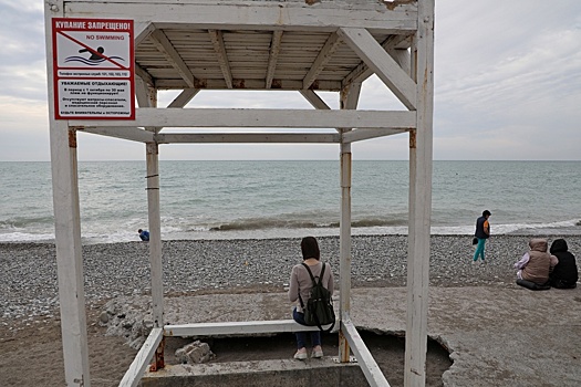 Сочинцев и гостей курорта предупредили об угрозе смерчей над морем