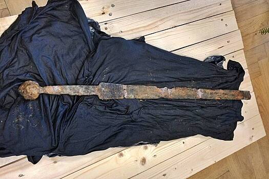 Рыбак случайно выловил из реки меч тамплиеров