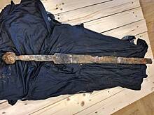 Рыбак случайно выловил из реки меч тамплиеров