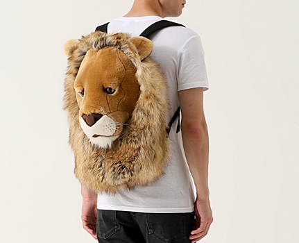 Покупка недели: рюкзак с гигантской головой льва за 82 000 рублей