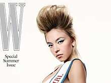 Актриса Сидни Суини в платье с глубоким декольте снялась для глянца