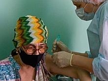 В петербургском Роспотребнадзоре рассказали о санкциях для пенсионеров за отказ от прививки