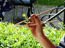 Новый челлендж в соцсетях: пользователи «едят» воду палочками для суши