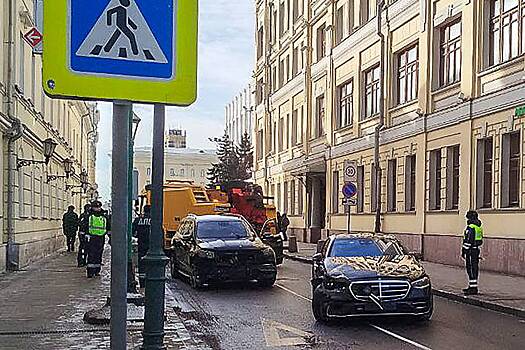 Появились кадры эвакуации главы Минсельхоза с места ДТП возле Красной площади