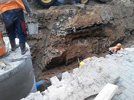 Рабочие повредили найденный в Москве царский мост