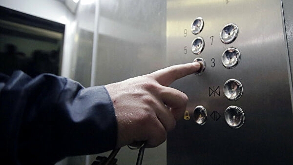 Лифт с женщиной и ребенком пролетел 5 этажей в Подмосковье