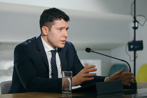 Алиханов предложил разрешить «растаможенным на регион» грузовикам перевозки по России