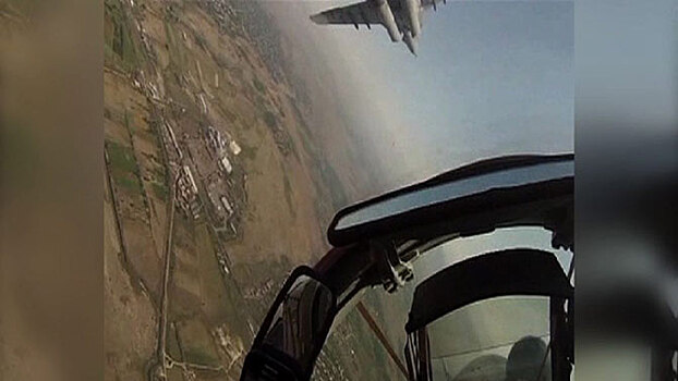 МиГ-29 принудили к посадке «противника»: кадры из кабины пилота
