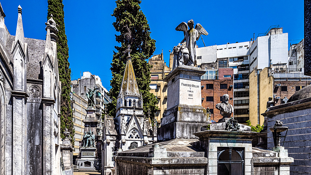 Аргентинское кладбище Реколета также славится своей богатой историей. Здесь похоронены множество известных аргентинцев: президенты страны, политики, писатели, ученые и журналисты