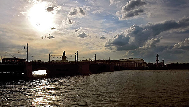 Названа причина падения опоры сети на мосту в Петербурге