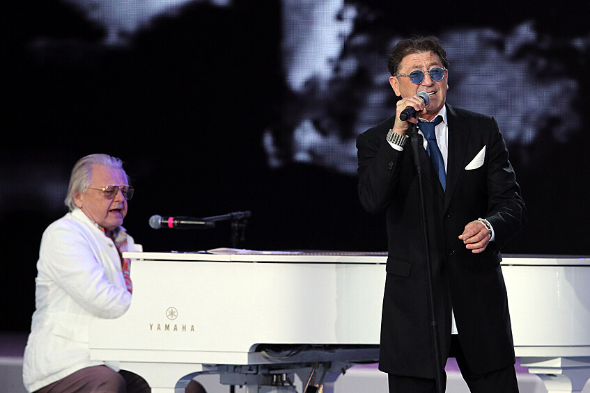 Певцы Юрий Антонов и Григорий Лепс (слева направо) выступают во время гала-концерта на Красной площади, посвященного Дню России, 12 июня 2019 года