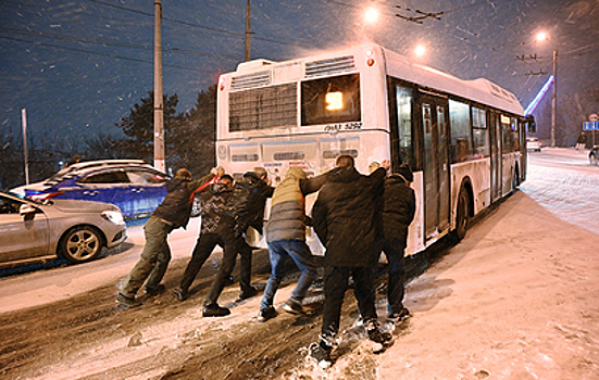 Циклон засыпал снегом столицу Бурятии: город встал в пробках