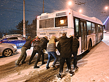 Циклон засыпал снегом столицу Бурятии: город встал в пробках