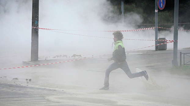 Трубу теплосети с кипятком прорвало на улице на юге Москвы