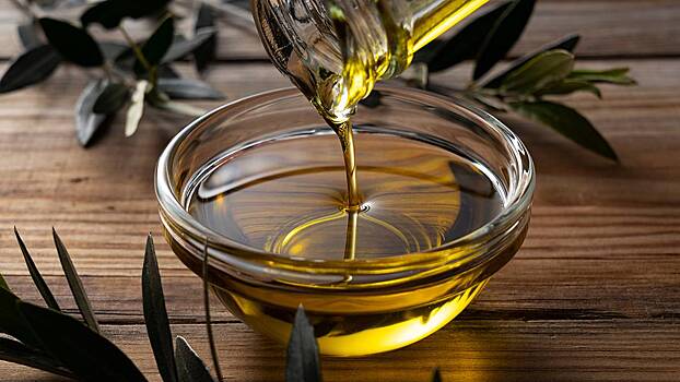 Диетолог назвала подсолнечное масло полезнее оливкового