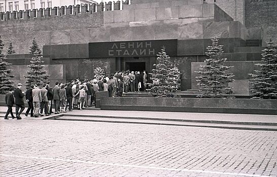 Вторые похороны Сталина: что пропало из гроба «отца народов» после выноса из мавзолея