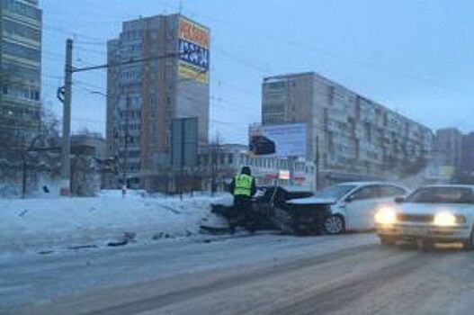 Лобовое столкновение в Ульяновске спровоцировало пробку на Кирова