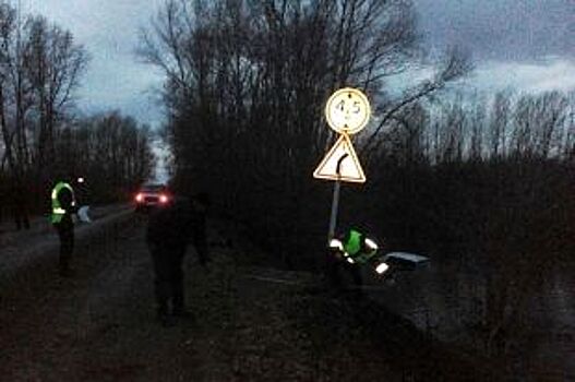 В Кувандыкском районе в съехавшем в кювет автомобиле погиб водитель