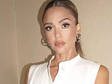 Актриса Джессика Альба снялась в облегающем платье с открытыми рукавами