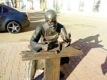 Скульптура трудолюбивого ювелира украсила Кострому