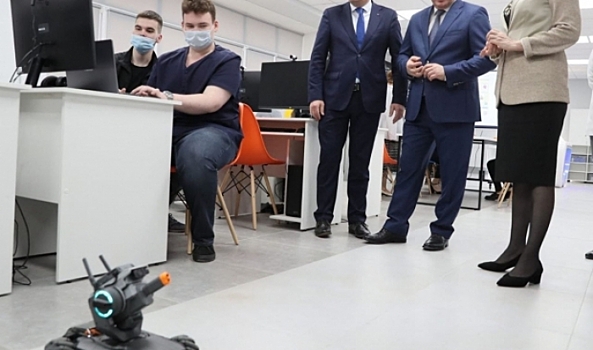 Андрей Бочаров «припер к стенке» танк в новом волгоградском технопарке