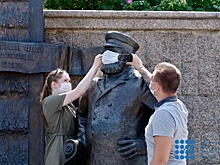 В Тюмени на памятники надели маски
