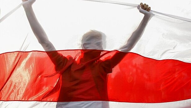 Знак солидарности: Вильнюс снял флаг Белоруссии