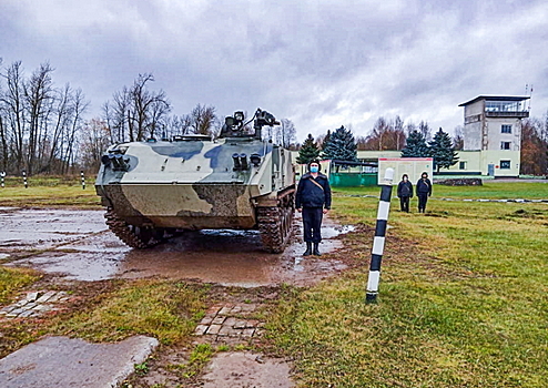 Ремонтные подразделения Псковского соединения ВДВ сдали зачеты по вождению автомобильной и бронетанковой техники