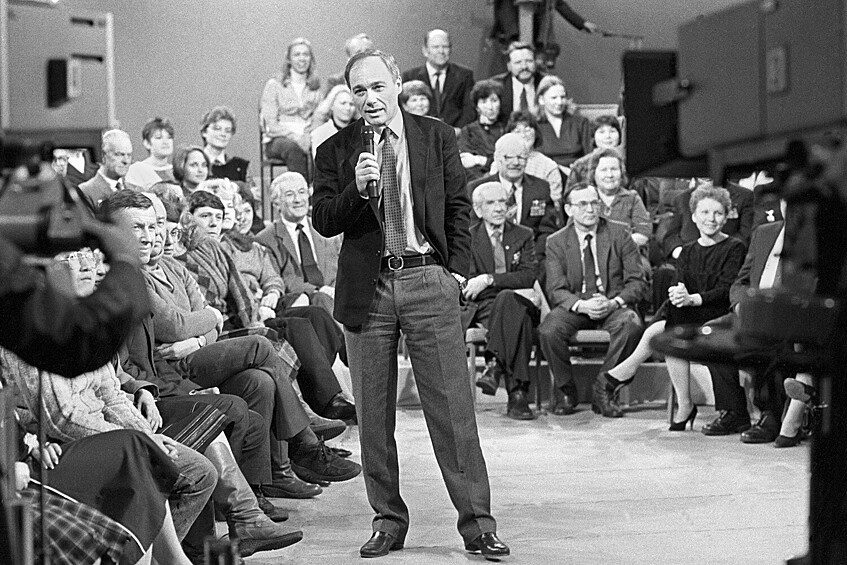 Телеведущий Владимир Познер ведет теледиалог с американцами, участниками телемоста «Ленинград — Сиэтл», 1986 год