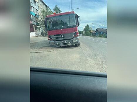 Грузовик провалился в асфальт на тротуаре в Чите