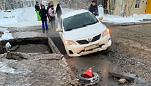 Машина провалилась в яму возле спорткомплекса в Петрозаводске