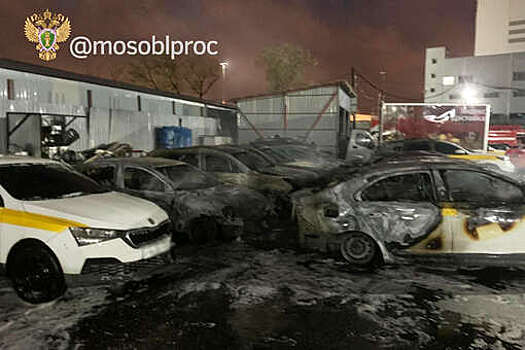 На видео попали горящие автомобили такси в подмосковном Одинцово