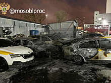 На видео попали горящие автомобили такси в подмосковном Одинцово