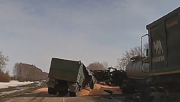 Столкнувшиеся грузовики перекрыли федеральную трассу в Курской области. Видео