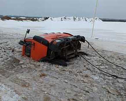 В Великоустюгском районе Камаз с песком провалился под лед
