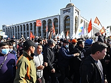 Протестующие в Бишкеке пошли на штурм парламента