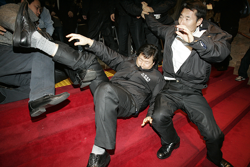 Охранники парламента падают во время потасовки с членами главной оппозиционной Демократической партии в Национальном Собрании в Сеуле, 2009 год