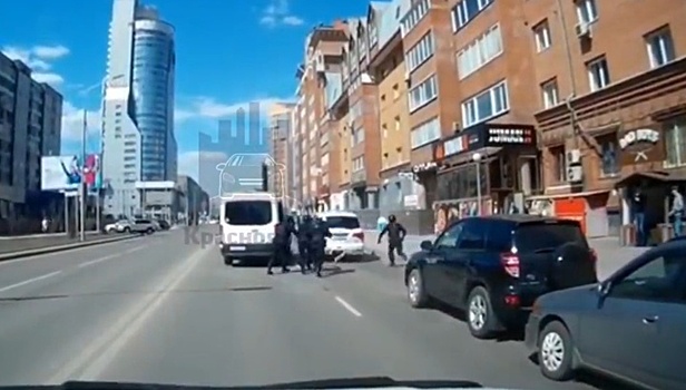 Водитель Infiniti ловко убежал от группы захвата в Красноярске