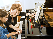 Учителю музыки выплатили премию в размере 80 рублей