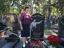 На Заельцовском кладбище поставили памятник партнеру Майи Плисецкой
