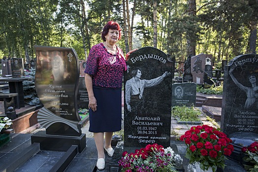 На Заельцовском кладбище поставили памятник партнеру Майи Плисецкой