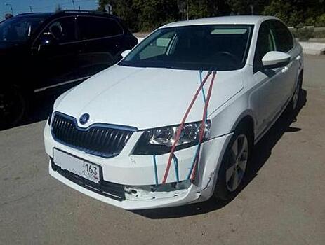 Автоледи на "Шкоде" нарушила ПДД и сбила мотоциклиста с пассажиркой в Самаре