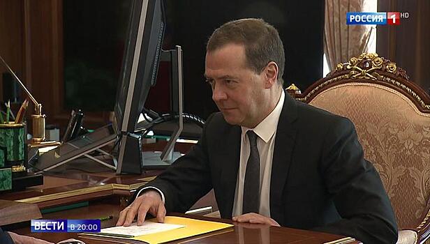Economy is Top Priority, Putin Entrusts Medvedev With "Yellow Folder" of Drastic Reforms