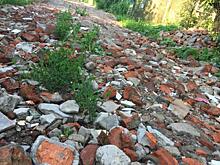 Разрушенный дом пошел на строительство дачной дороги