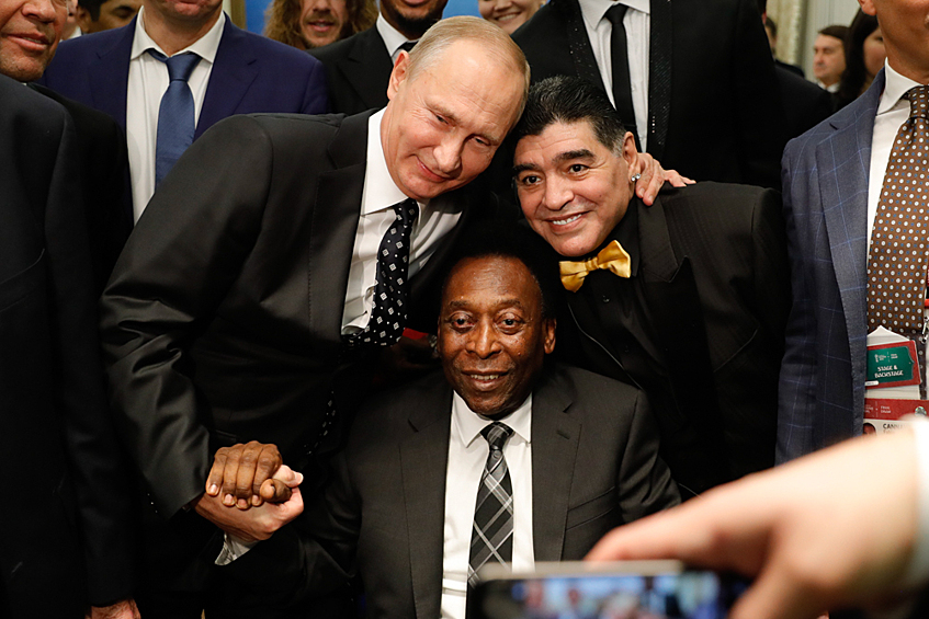 Владимир Путин, Пеле и Диего Марадона перед началом церемонии жеребьевки группового этапа Чемпионата мира по футболу 2018 года в Государственном Кремлевском дворце, 2017 год