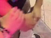 Прохожие схватили и сдали в полицию заглядывавшего под юбки извращенца
