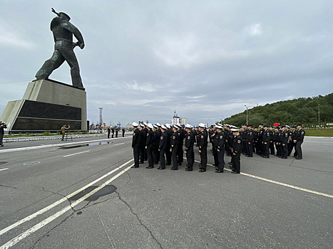 Курсанты учебного корабля «Смольный» на церемонии в Североморске почтили память защитников Заполярья