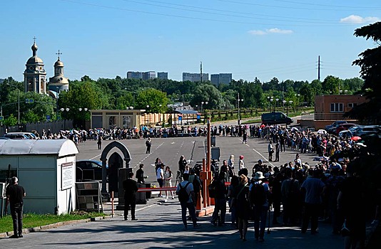 Более 10 тысяч человек пришли попрощаться с Юрием Шатуновым