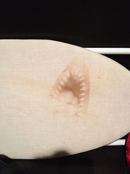На этой гладильной доске отчетливо виден призрак акулы-убийцы из «Челюстей»  