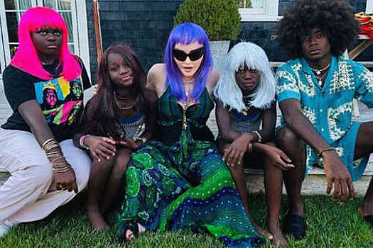 Мадонна устроила вечеринку в цветных париках на 10-летие дочерей-близняшек